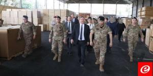 السفير البريطاني أشرف على تسليم 60 طنًا من قطع بدل للآليات والإطارات لمركبات عائدة للجيش اللبناني